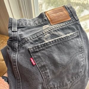 Black Levi’s women’s jeans
